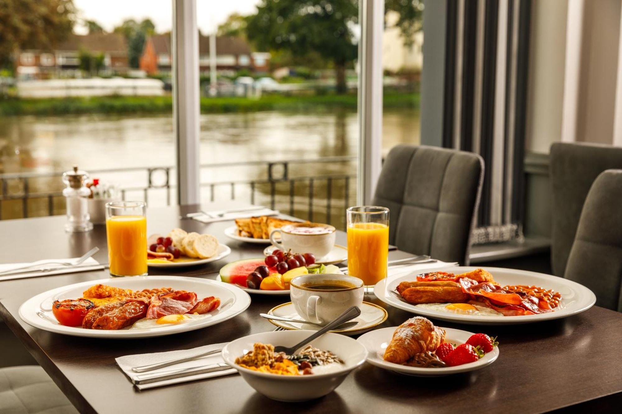 Sunday London Heathrow T5 3* Staines-upon-Thames