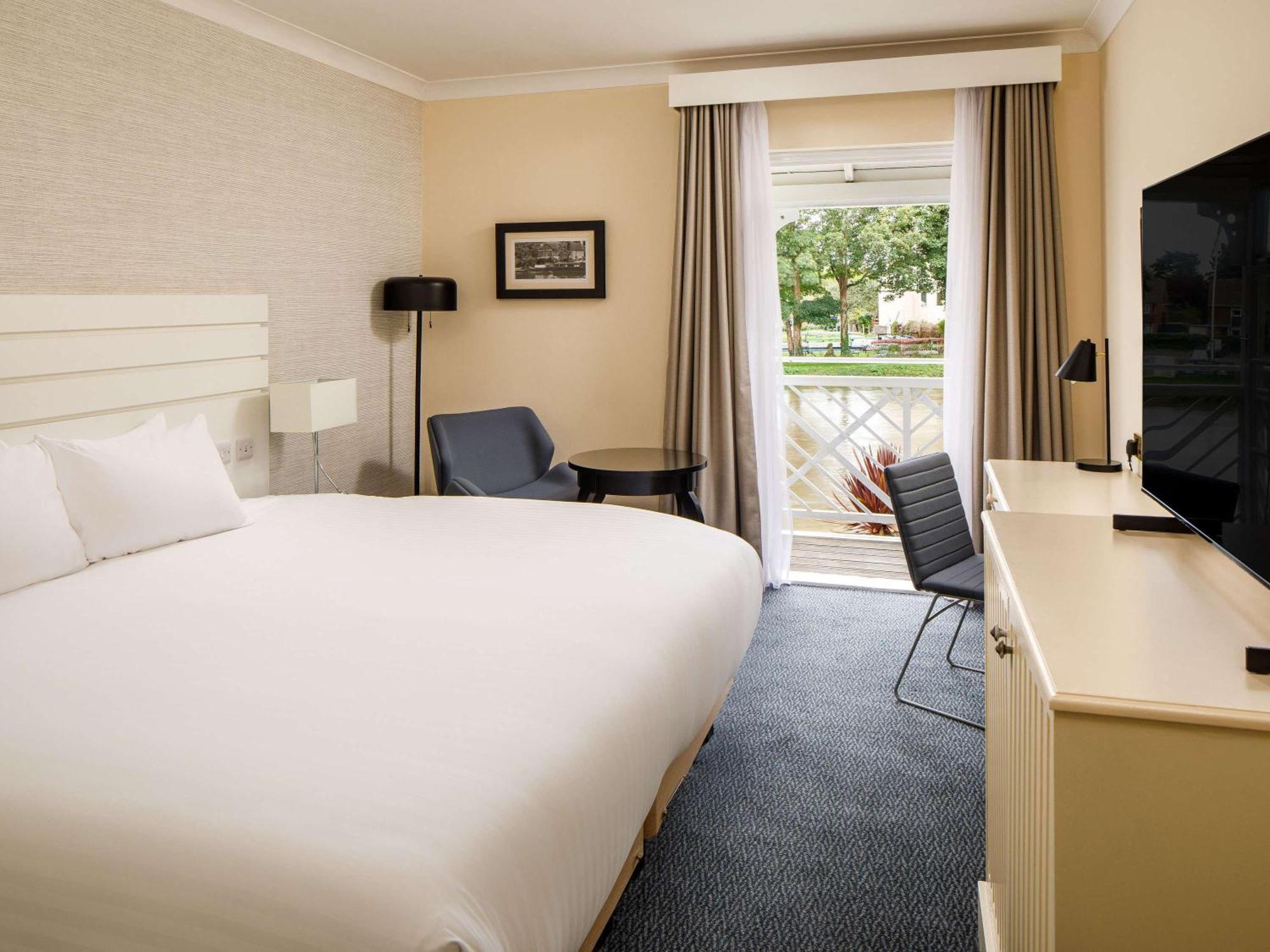 Sunday London Heathrow T5 Hotel 3*